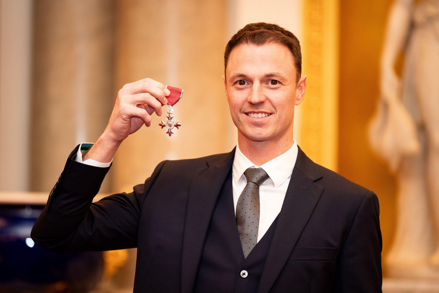 northern-ireland-s-jonny-evans-collects-mbe-at-buckingham-palace-news